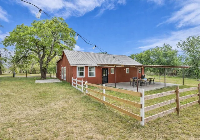 Photo 1 of Sale Pending at 261 Windmill Ln, Waco, TX 76705 | MLS# 21223722 | Listing updated on 2026-10-07