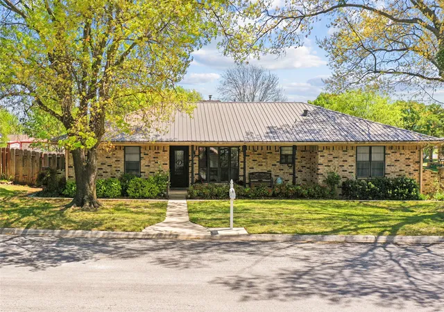 Homes for sale in Muenster, TX | 908 N Maple St, Muenster, TX 76252 | MLS# 21225861