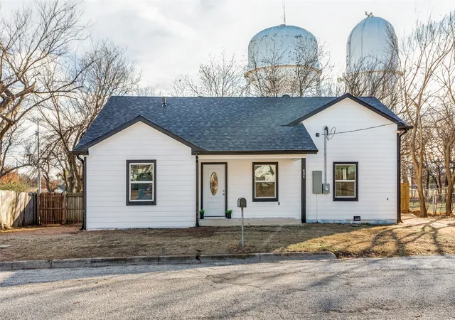 Photo 2 of Single family home for sale at 804 Lively St, Bowie, TX 76230 | MLS# 21227805 | Listing updated on 2026-08-03