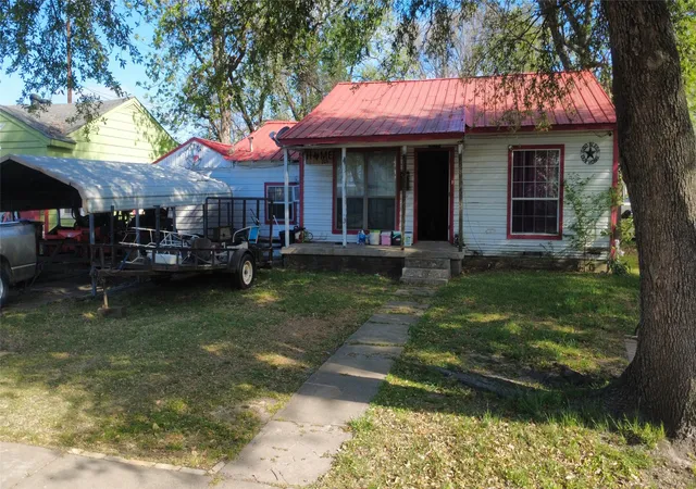 Photo 2 of Single family home for sale at 205 Graham Ave, Bonham, TX 75418 | MLS# 21225038 | Listing updated on 2026-08-25
