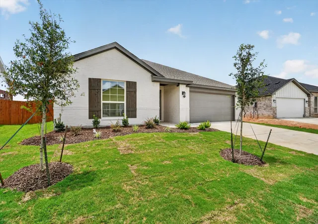 Photo 3 of Single family home for sale at 105 Mesa Dr, Glen Rose, TX 76043 | MLS# 21228028 | Listing updated on 2026-08-27