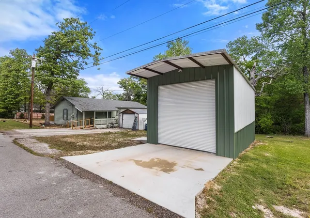 Homes for sale in Tool, TX | 1101 Doe Run Dr, Tool, TX 75143 | MLS# 21228135