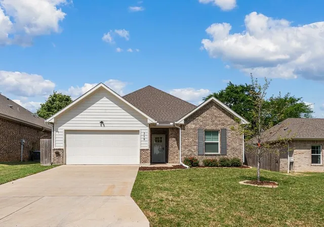 Homes for sale in Gun Barrel City, TX | 218 Skiff Dr, Gun Barrel City, TX 75156 | MLS# 21223878