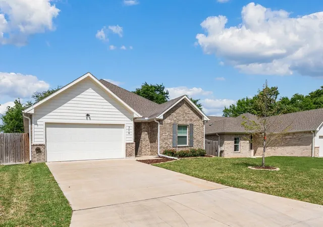 Homes for sale in Gun Barrel City, TX | 218 Skiff Dr, Gun Barrel City, TX 75156 | MLS# 21223878