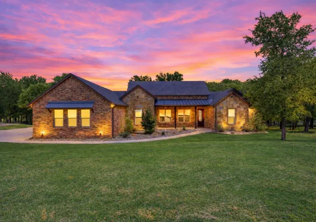 Homes for sale in Lipan, TX | 104 Oak Bend Ct, Lipan, TX 76462 | MLS# 21228404