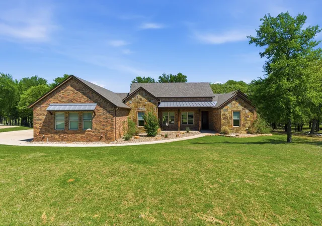Homes for sale in Lipan, TX | 104 Oak Bend Ct, Lipan, TX 76462 | MLS# 21228404