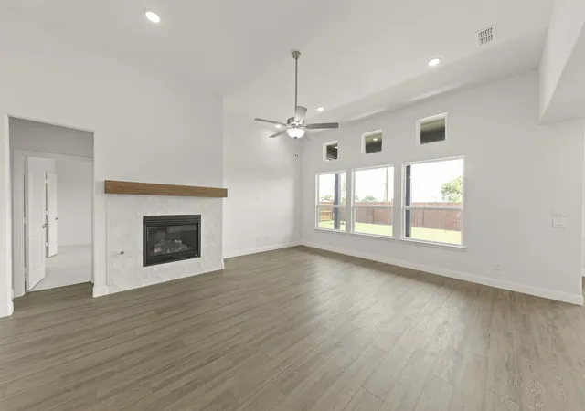 Photo 3 of Single family home for sale at 801 Trinity St, Van Alstyne, TX 75495 | MLS# 21228476 | Listing updated on 2026-10-01