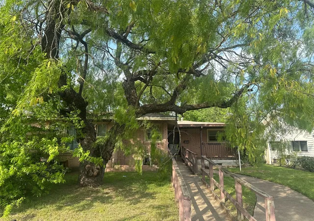 Photo 2 of Sale Pending at 2220 Joey Dr, Waco, TX 76711 | MLS# 21223168 | Listing updated on 2026-09-26