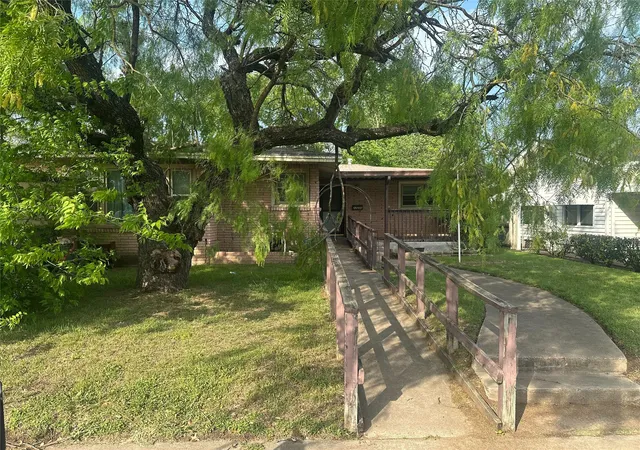 Photo 3 of Sale Pending at 2220 Joey Dr, Waco, TX 76711 | MLS# 21223168 | Listing updated on 2026-09-26