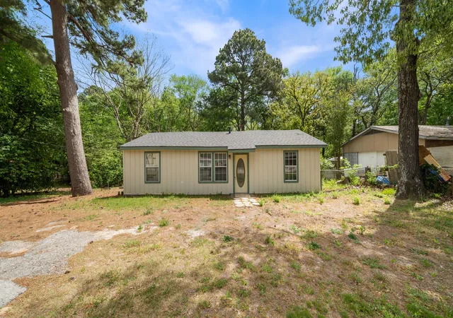 Photo 1 of Sale Pending at 901 W Cayuga Dr, Athens, TX 75751 | MLS# 21222605 | Listing updated on 2026-08-31