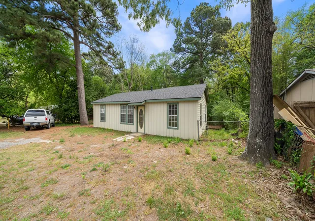 Photo 2 of Sale Pending at 901 W Cayuga Dr, Athens, TX 75751 | MLS# 21222605 | Listing updated on 2026-08-31