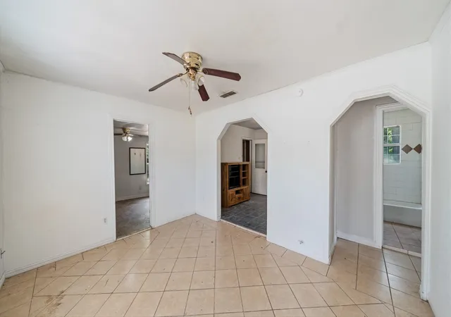 Photo 4 of Sale Pending at 901 W Cayuga Dr, Athens, TX 75751 | MLS# 21222605 | Listing updated on 2026-08-31