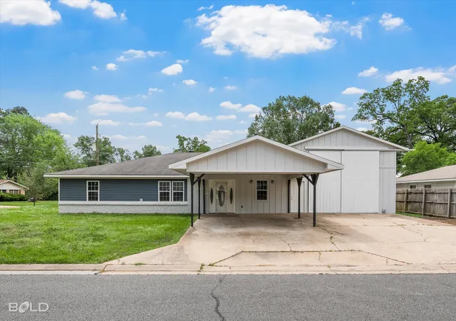 Photo 3 of Single family home for sale at 1001 Dale Dr, Benton, LA 71006 | MLS# 21224677 | Listing updated on 2026-06-03