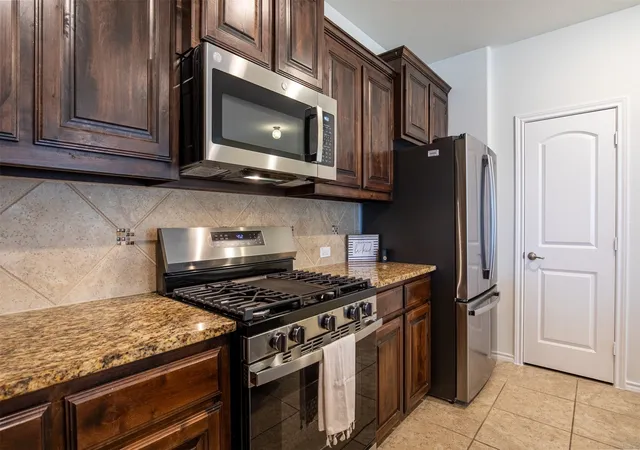 Photo 3 of Sale Pending at 112 Cole Ct, Argyle, TX 76226 | MLS# 21222614 | Listing updated on 2026-08-19