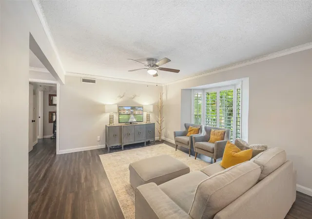 Listing Photo 4 - Condo for sale in building located at 6007 Sandhurst Ln, Dallas, TX 75206 - Unit #D