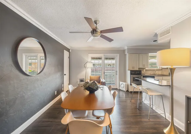 Listing Photo 5 - Condo for sale in building located at 6007 Sandhurst Ln, Dallas, TX 75206 - Unit #D