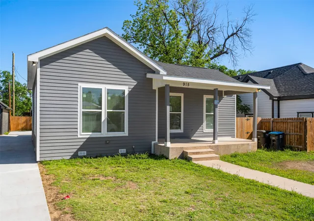 Photo 3 of Sale Pending at 915 E Humbolt St, Fort Worth, TX 76104 | MLS# 21228574 | Listing updated on 2026-07-22