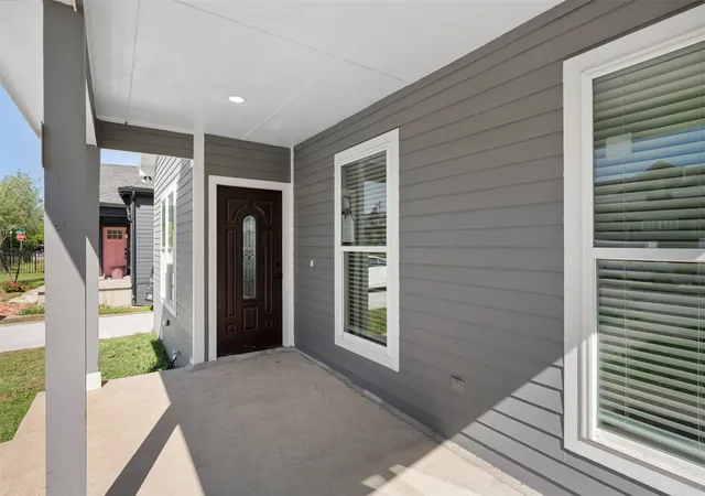 Photo 3 of Sale Pending at 915 E Humbolt St, Fort Worth, TX 76104 | MLS# 21228574 | Listing updated on 2026-07-22