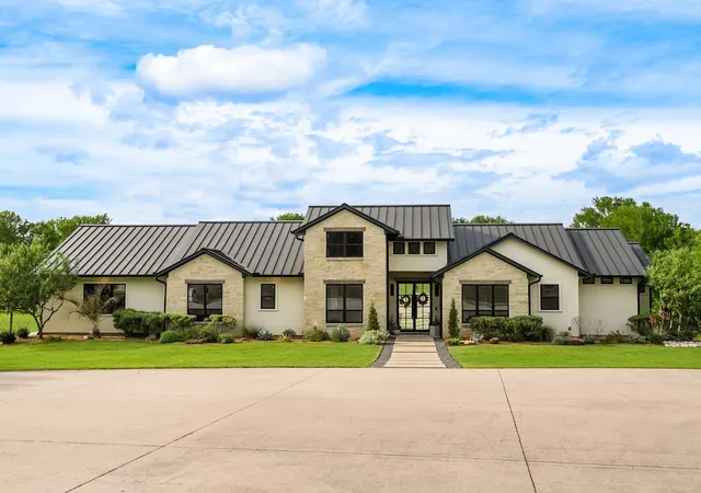 Photo 3 of Single family home for sale at 2100 Lake Crest Ln, Wills Point, TX 75169 | MLS# 21228742 | Listing updated on 2026-10-05