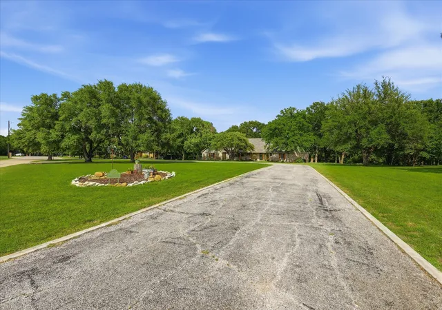 Photo 2 of Single family home for sale at 1904 Oak Ridge Trl, Bridgeport, TX 76426 | MLS# 21225611 | Listing updated on 2026-07-08
