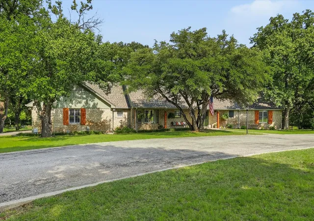 Photo 3 of Single family home for sale at 1904 Oak Ridge Trl, Bridgeport, TX 76426 | MLS# 21225611 | Listing updated on 2026-07-08