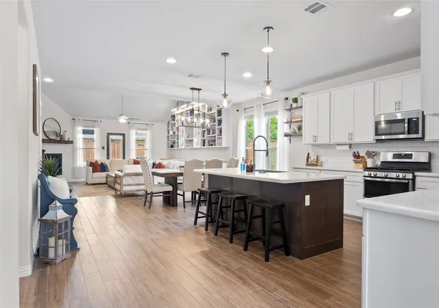 Photo 4 of Single family home for sale at 101 Mossy Oak Trl, Fort Worth, TX 76131 | MLS# 21228817 | Listing updated on 2026-07-24