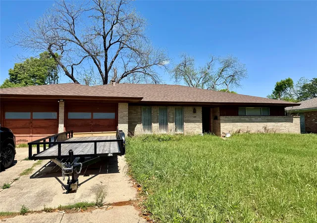 Photo 1 of Single family home for sale at 127 Kings Row St, Arlington, TX 76010 | MLS# 21229082 | Listing updated on 2026-08-04