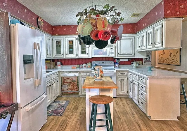 Photo 4 of Single family home for sale at 2307 Crystal Dr, Athens, TX 75752 | MLS# 21229223 | Listing updated on 2026-10-06