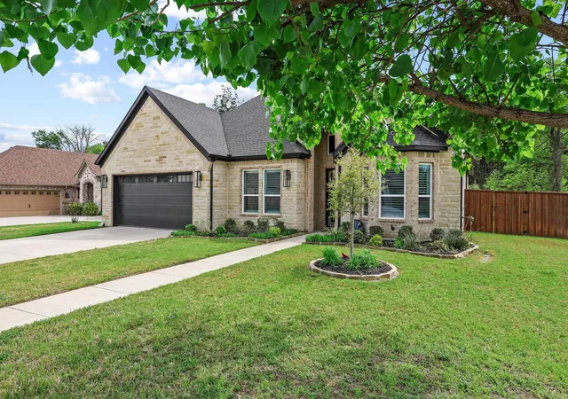 Photo 2 of Single family home for sale at 57 Lone Oak Blvd, Pottsboro, TX 75076 | MLS# 21222818 | Listing updated on 2026-10-01