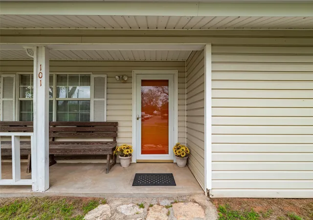 Photo 2 of Single family home for sale at 101 S Frio Ct, Weatherford, TX 76087 | MLS# 21229069 | Listing updated on 2026-07-13
