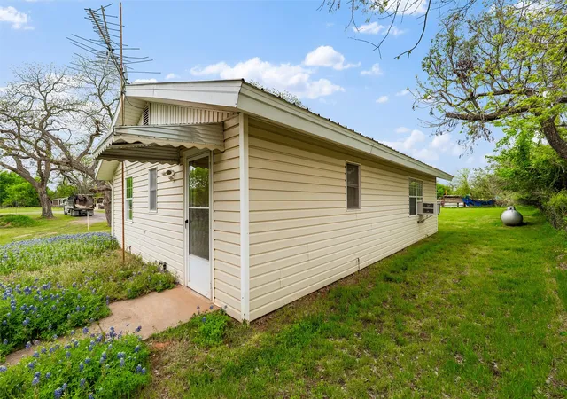 Photo 3 of Single family home for sale at 101 S Frio Ct, Weatherford, TX 76087 | MLS# 21229069 | Listing updated on 2026-07-13