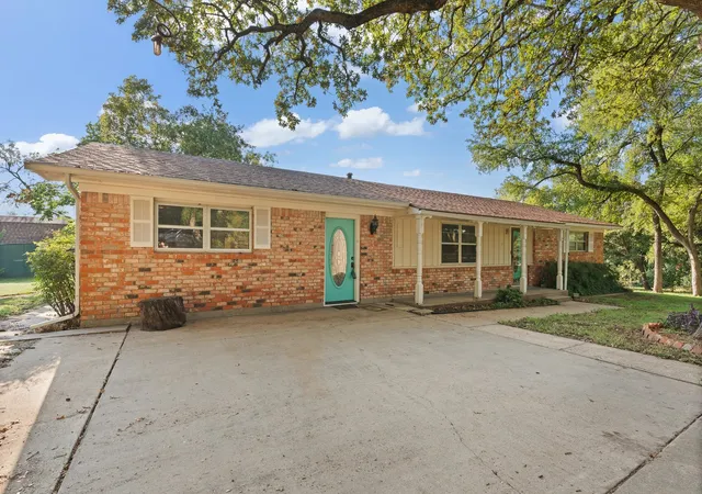 Homes for sale in Alvarado, TX | 1944 County Road 401, Alvarado, TX 76009 | MLS# 21227611