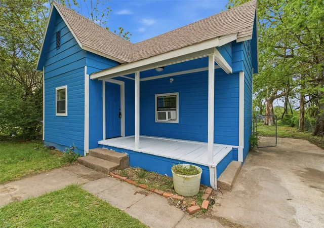 Homes for sale in Denison, TX | 127 E Walker St, Denison, TX 75021 | MLS# 21224752