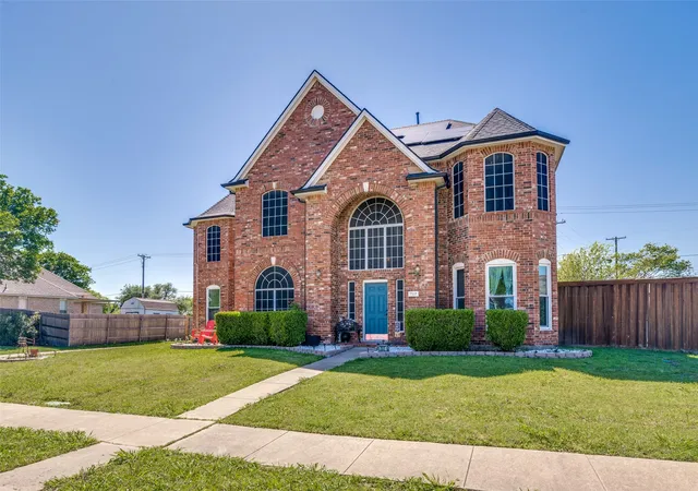 Photo 2 of Sale Pending at 7517 Silverthorn Dr, Rowlett, TX 75089 | MLS# 21229724 | Listing updated on 2026-09-20
