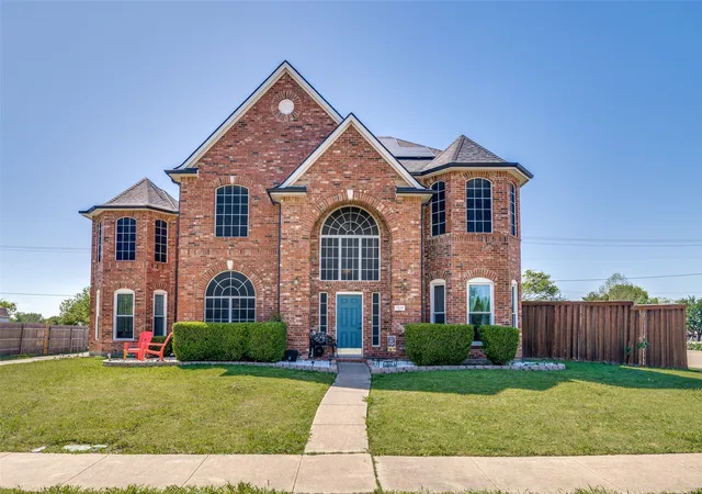 Photo 3 of Sale Pending at 7517 Silverthorn Dr, Rowlett, TX 75089 | MLS# 21229724 | Listing updated on 2026-09-20