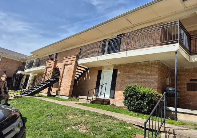 Listing Photo 2 - Condo for sale in building located at 5057 Ridglea Ln, Fort Worth, TX 76116 - Unit #1107