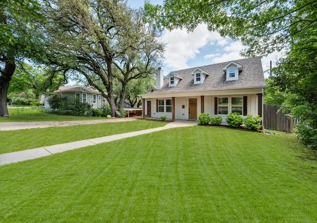 Photo 4 of Single family home for sale at 2158 Morning Glory Ave, Fort Worth, TX 76111 | MLS# 21229808 | Listing updated on 2026-10-07