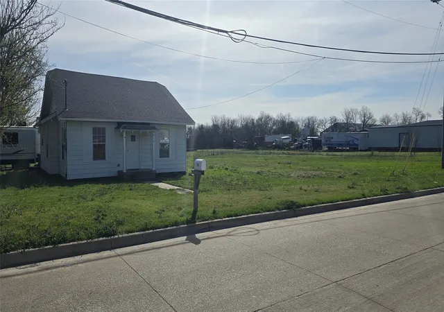 Photo 1 of Single family home for sale at 614 N 2nd St, Sanger, TX 76266 | MLS# 21224559 | Listing updated on 2026-07-10
