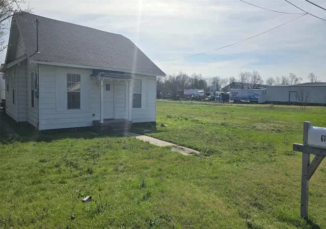 Photo 3 of Single family home for sale at 614 N 2nd St, Sanger, TX 76266 | MLS# 21224559 | Listing updated on 2026-07-10