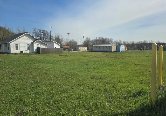 Photo 3 of Single family home for sale at 614 N 2Nd St, Sanger, TX 76266 | MLS# 21224559 | Listing updated on 2026-07-10