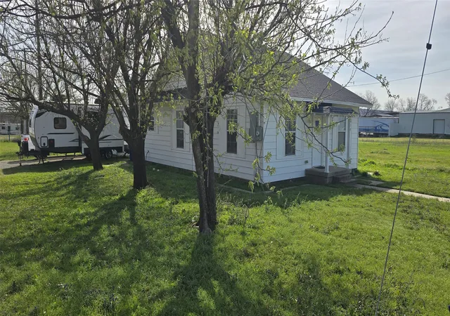 Photo 4 of Single family home for sale at 614 N 2Nd St, Sanger, TX 76266 | MLS# 21224559 | Listing updated on 2026-07-10