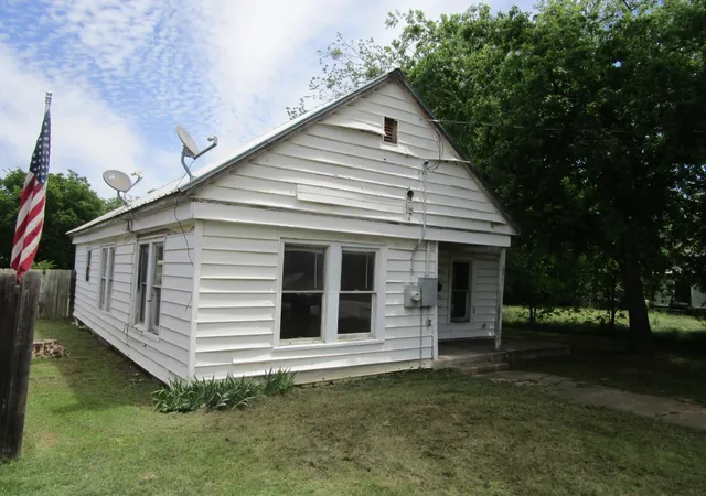 Photo 3 of Sale Pending at 1812 8th St, Brownwood, TX 76801 | MLS# 21230212 | Listing updated on 2026-10-02