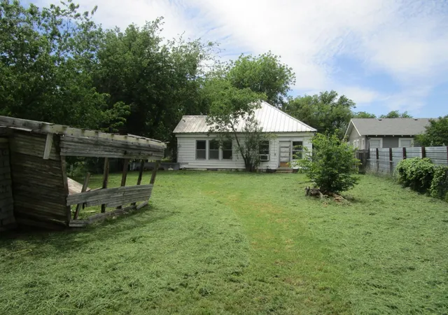 Photo 4 of Sale Pending at 1812 8Th St, Brownwood, TX 76801 | MLS# 21230212 | Listing updated on 2026-10-02