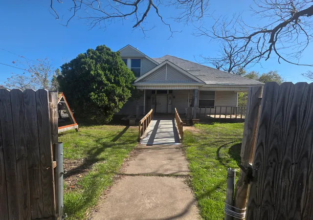 Photo 1 of Sale Pending at 925 N 16th St, Waco, TX 76707 | MLS# 21225334 | Listing updated on 2026-08-08