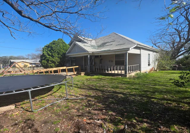 Photo 2 of Sale Pending at 925 N 16th St, Waco, TX 76707 | MLS# 21225334 | Listing updated on 2026-08-08