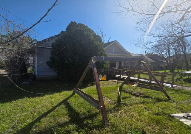 Photo 3 of Sale Pending at 925 N 16th St, Waco, TX 76707 | MLS# 21225334 | Listing updated on 2026-08-08