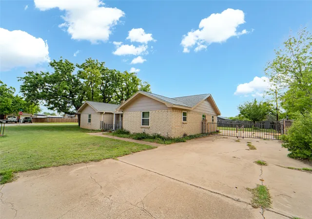Photo 2 of Single family home for sale at 201 Westwood St, Breckenridge, TX 76424 | MLS# 21230151 | Listing updated on 2026-07-27