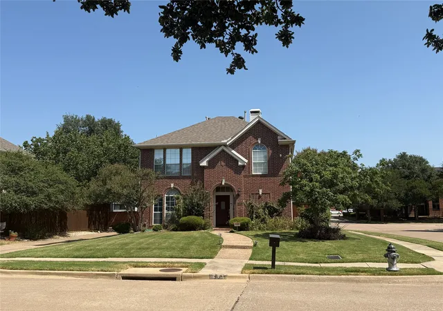 Photo 1 of Single family home for sale at 211 Moss Hill Rd, Irving, TX 75063 | MLS# 21230465 | Listing updated on 2026-08-26
