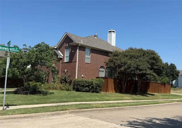 Photo 3 of Single family home for sale at 211 Moss Hill Rd, Irving, TX 75063 | MLS# 21230465 | Listing updated on 2026-08-26