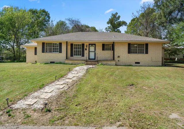 Photo 3 of Single family home for sale at 613 Graham St, Mineola, TX 75773 | MLS# 21230404 | Listing updated on 2026-10-06